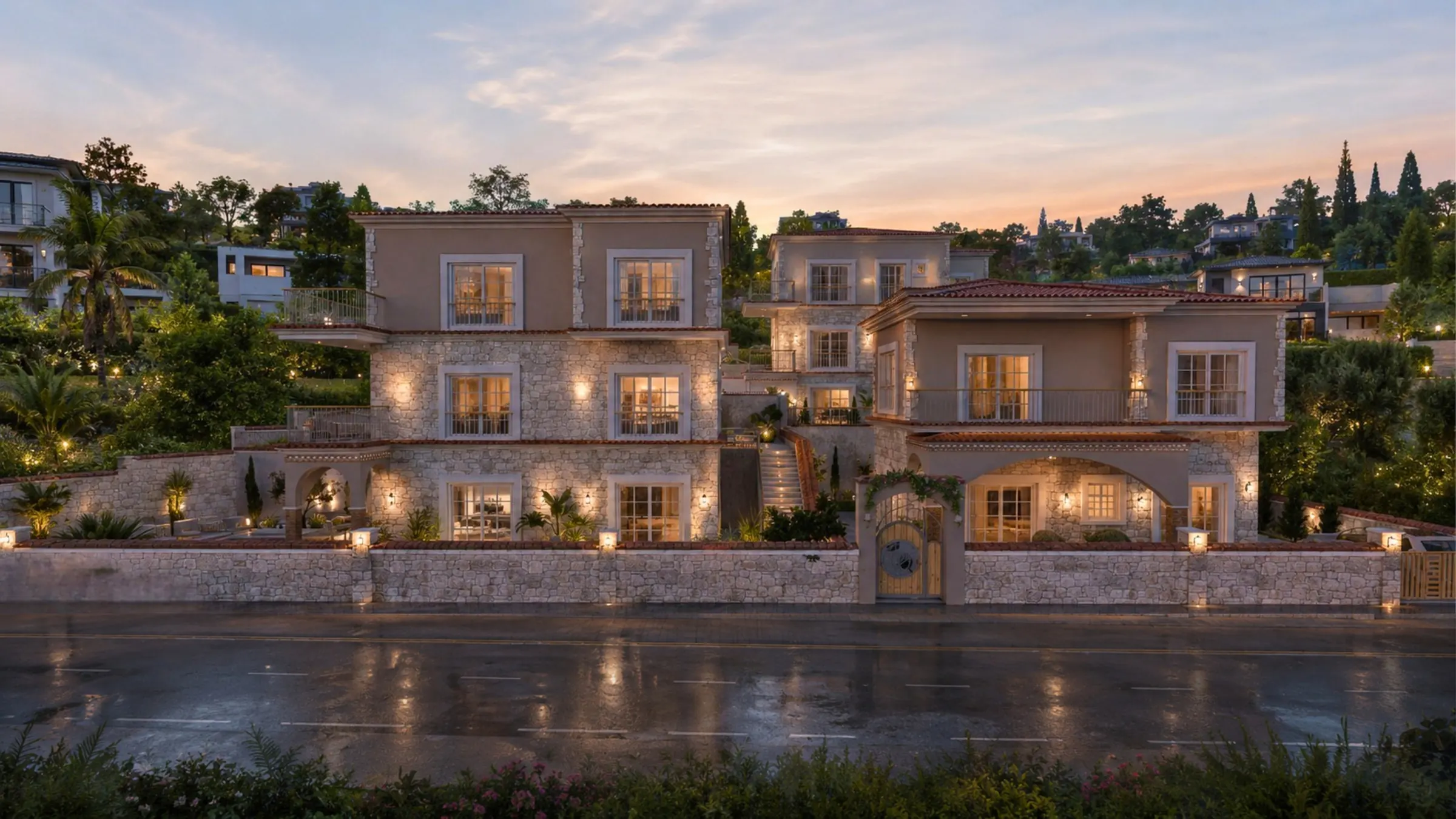 Villa Agrilia'nın yol cephesi görselleştirmesi: taş ve sıva cepheli üç villa, teraslı bahçe duvarları